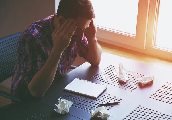 Mann sitzt in der Nähe leeres Exemplar Buch — Stockfoto