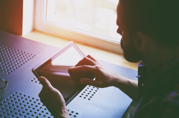 Hombre sosteniendo tableta digital — Foto de Stock