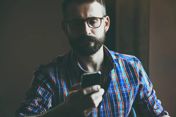 Бородатый мужчина со смартфоном — стоковое фото