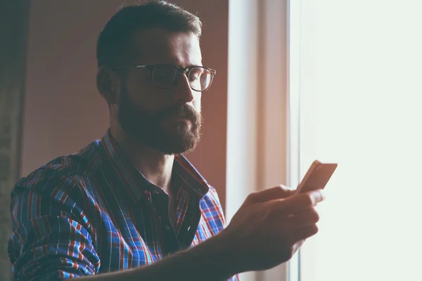 Uomo barbuto con smartphone — Foto Stock