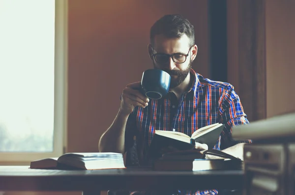 Geconcentreerde bebaarde man — Stockfoto