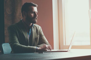 laptop ile oturan işadamı