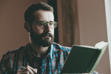 sakallı adam konsantre