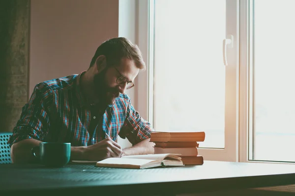 Hombre escribiendo con pluma — Foto de Stock