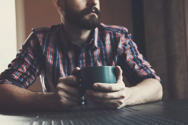 Бородатый человек с чашкой кофе — стоковое фото
