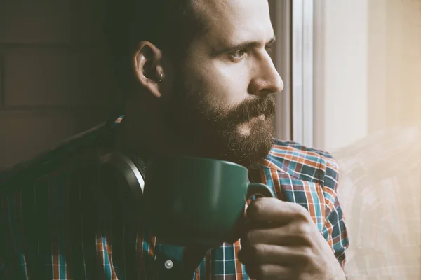 Brodaty mężczyzna z filiżanką kawy — Zdjęcie stockowe