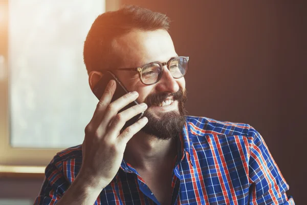 Egy férfi beszél telefonon. — Stock Fotó