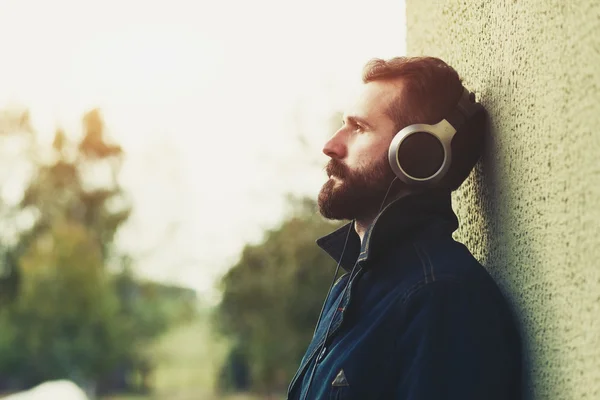 Homem barbudo em fones de ouvido — Fotografia de Stock