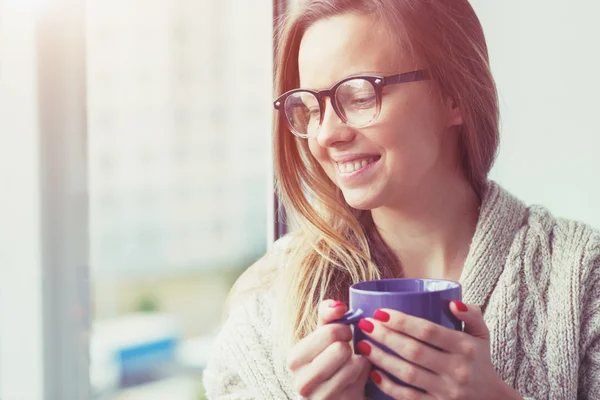 Chica alegre bebiendo café — Foto de Stock