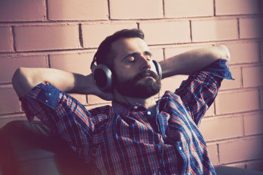 Kulaklığımda sakallı adam