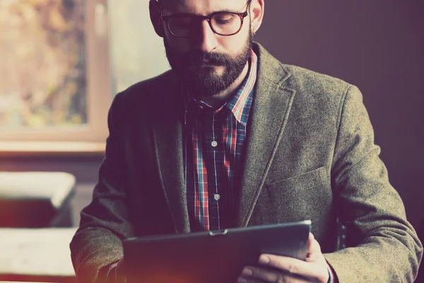 Uomo che lavora con il computer portatile — Foto Stock