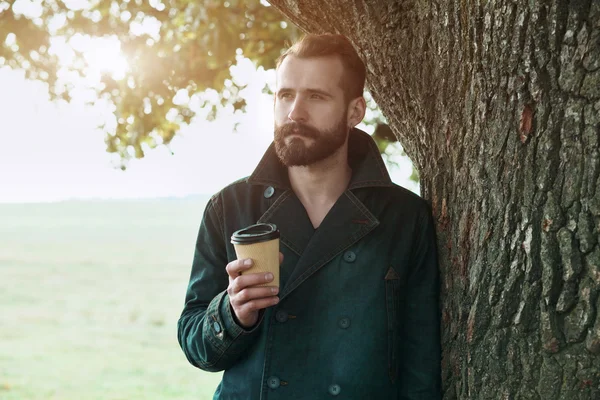 Barbudo hombre con taza de papel — Foto de Stock