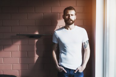 Yakışıklı sakallı adam.