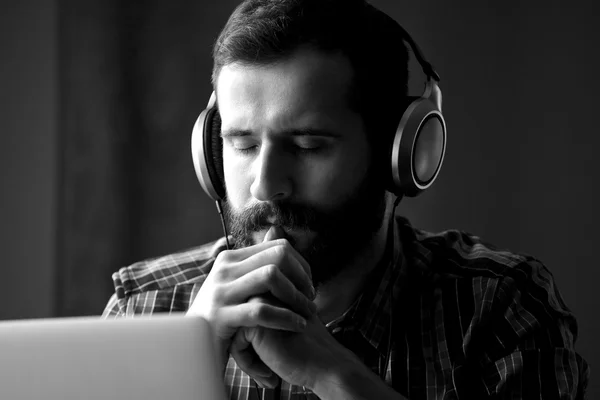 Бородатий чоловік в навушниках — стокове фото