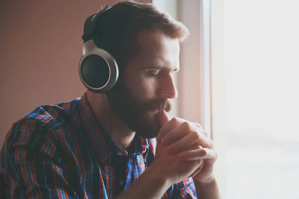 Бородатий чоловік в навушниках — стокове фото