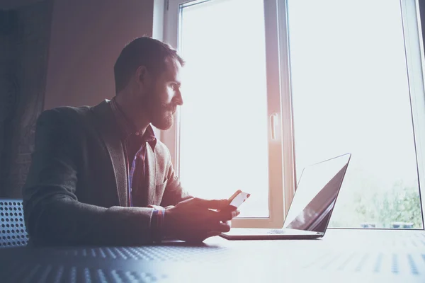 Man werkt met laptop — Stockfoto