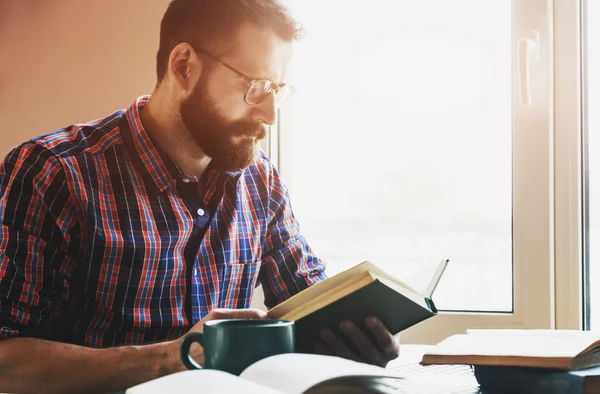 Hombre leyendo libro — Foto de Stock