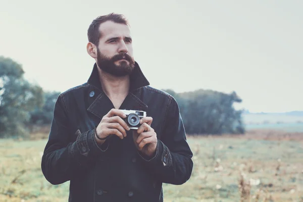 Hombre sosteniendo cámara retro — Foto de Stock