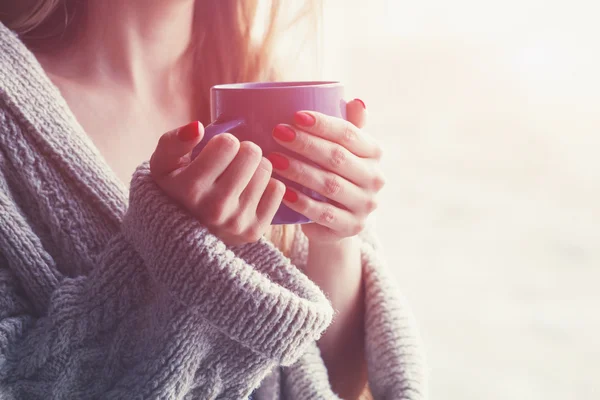 Manos sosteniendo una taza de café — Foto de Stock