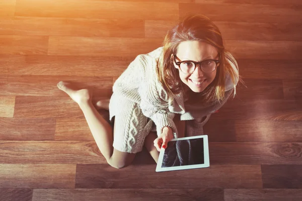 Femme avec tablette numérique — Photo