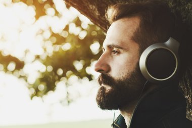 Kulaklığımda sakallı adam