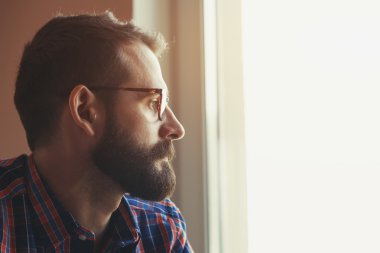 sakallı adam düşünme