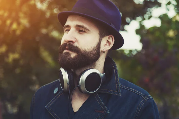 Бородатий чоловік з навушниками — стокове фото