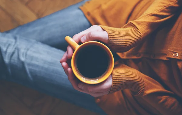 Cup of coffee in hands — Stock Photo, Image