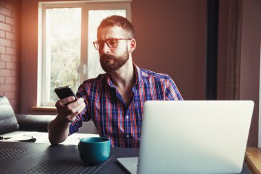 dizüstü bilgisayar ve telefon