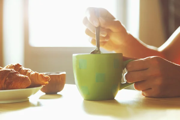 Verse ontbijt met warme koffie — Stockfoto