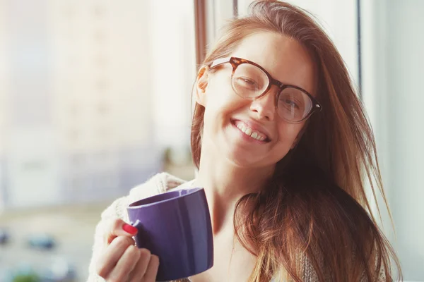 Bella ragazza bere caffè — Foto Stock