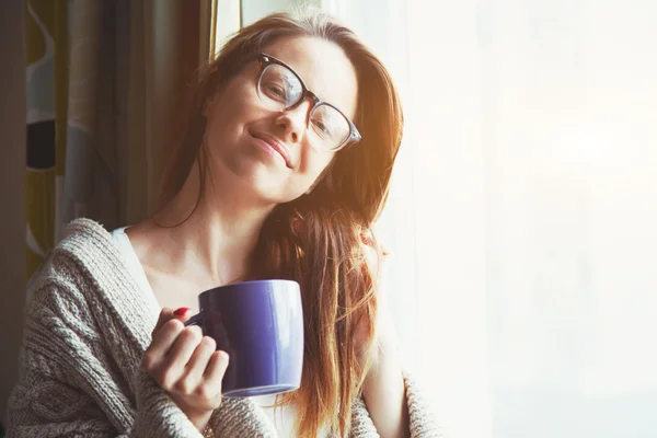 Bella ragazza bere caffè — Foto Stock