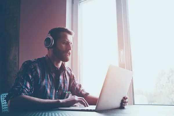 Homem barbudo em fones de ouvido — Fotografia de Stock