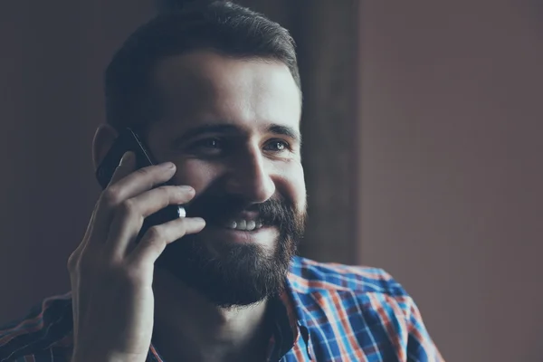 Vousatý muž mluví na telefonu — Stock fotografie