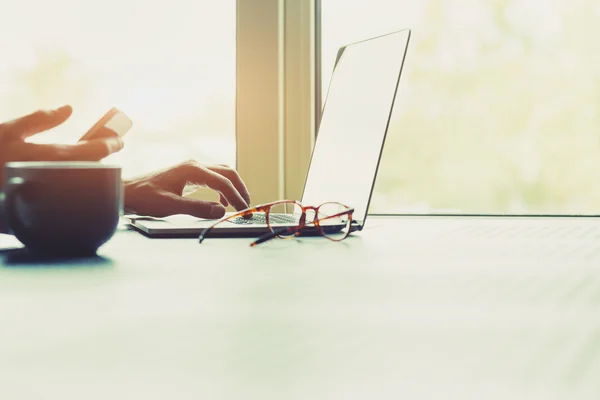 Mão masculina trabalhando com laptop — Fotografia de Stock