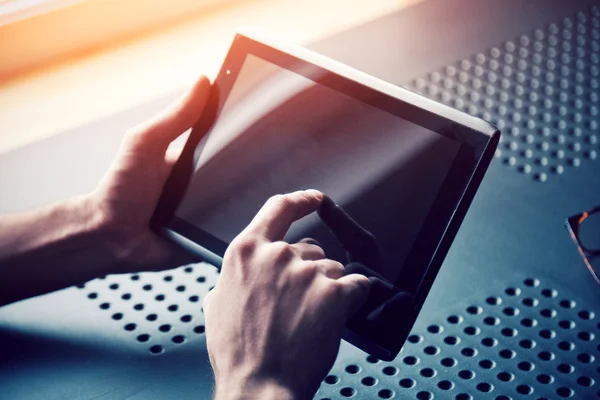 Mãos segurando tablet digital — Fotografia de Stock