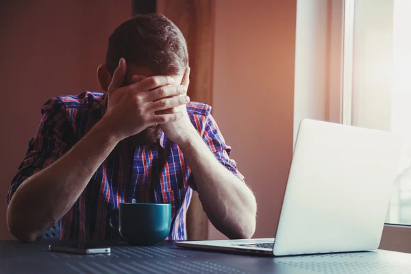 Gestresster Mann in der Nähe von Laptop — Stockfoto