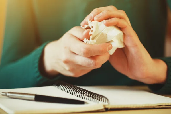 Mãos arrancando a folha de papel — Fotografia de Stock