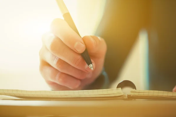 Mani femminili con penna — Foto Stock