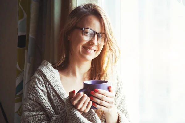 Симпатичная девушка, пьющая кофе — стоковое фото