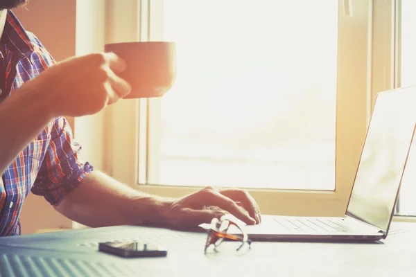 Mano maschile che lavora con il computer portatile — Foto Stock