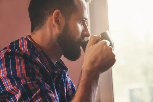 Barbudo hombre con taza de café — Foto de Stock