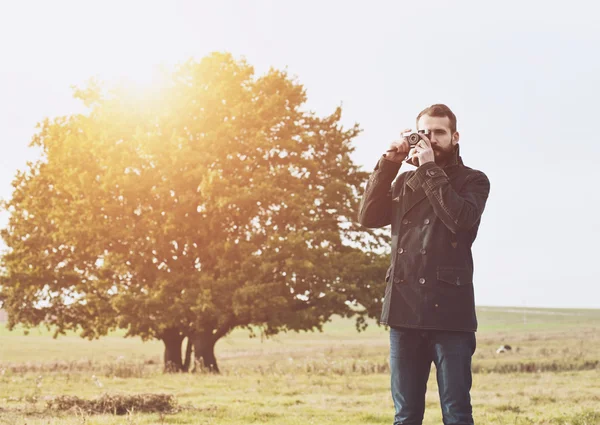 Vousatý muž s Foto — Stock fotografie