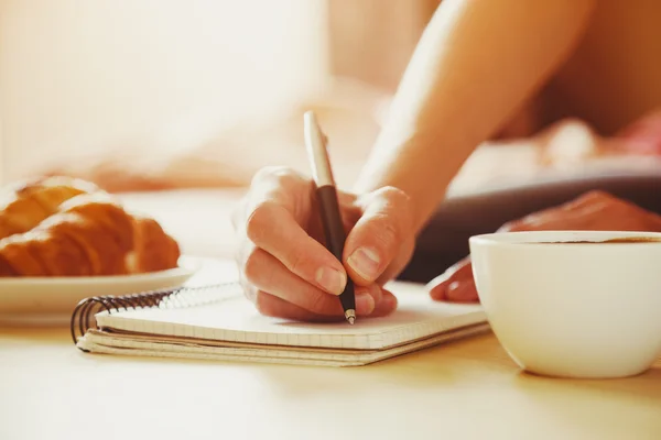 Female hands with pen — Stock Photo, Image