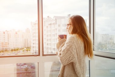 güzel kıza kahve içme