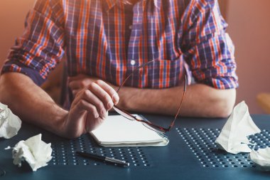 Erkek el holding gözlük