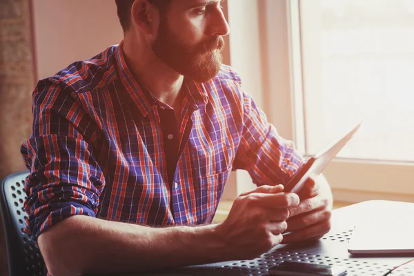 Man met digitale tablet — Stockfoto