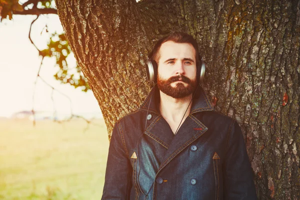 Hombre en auriculares escuchando música — Foto de Stock