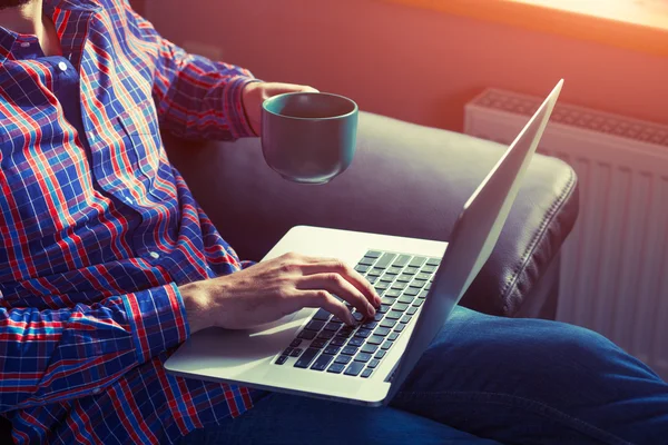 Mann arbeitet mit Laptop — Stockfoto