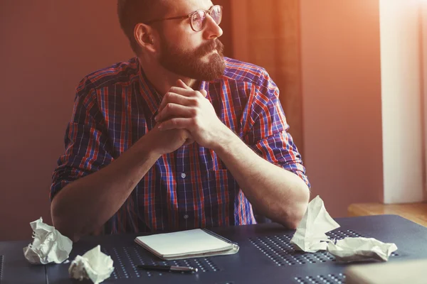 Homme barbu pensant — Photo